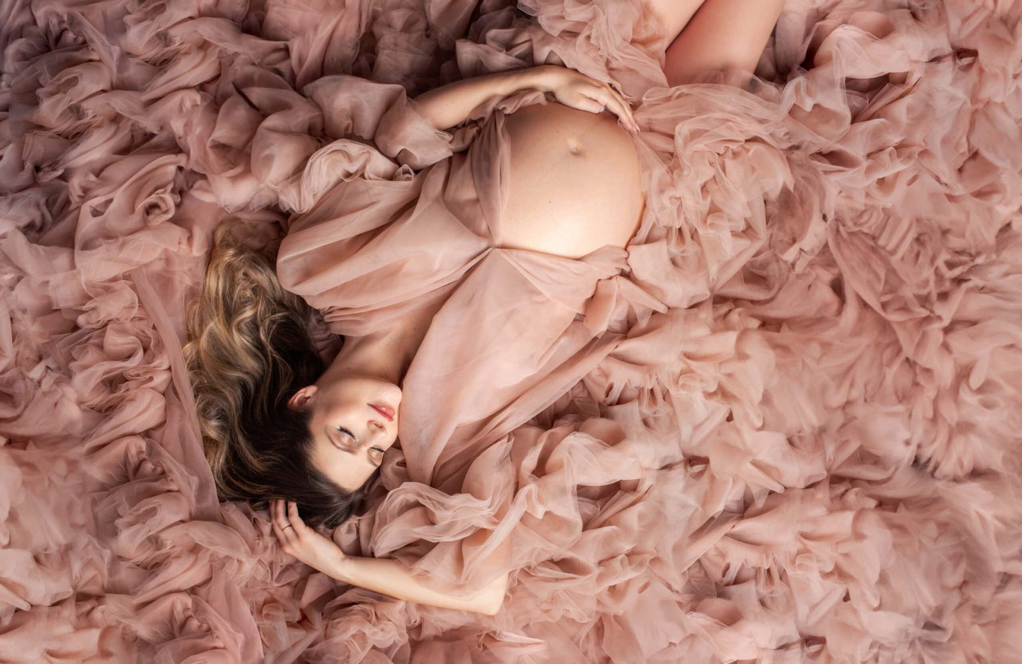 Babybauch Fotoshooting Frankfurt, Babybauch Shooting Darmstadt, Babybauch Shooting Frankfurt, Babybauch Shooting Mainz, Babybauch Shooting Wiesbaden, Babybauchshooting Frankfurt, Babybauchshooting Wiesbaden, Babybauchfotos, Schwangerschaftsbilder, Bilder Schwangerschaft, Bilder Schwangerschaftsbauch, Fotograf Frankfurt, Fotograf Darmstadt, Fotograf Mainz, Fotograf Wiesbaden, Fotografie Frankfurt, Fotografie Darmstadt, Fotografie Wiesbaden, Fotografin Frankfurt, Fotografin Wiesbaden, Fotografin Mainz, Familienfotograf Frankfurt, Familienfotografie Frankfurt, Claudia Cullom